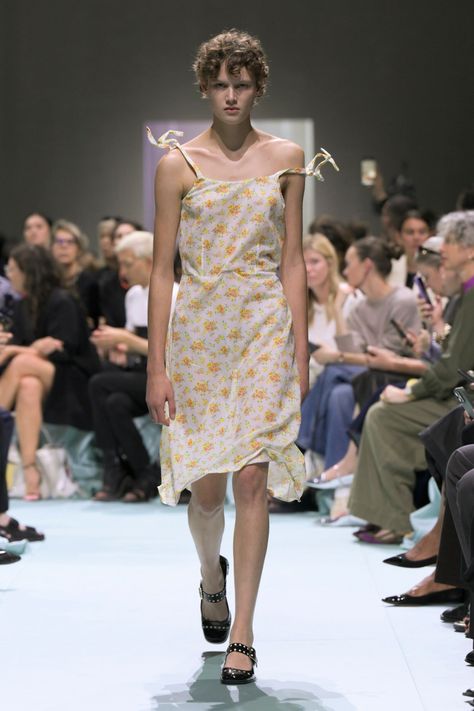 Prada Catwalk, Fashion 2025, Prada Spring, Spring 2025, Lace Dress Long, Strapless Tops, Long Sleeve Lace Dress, Raf Simons, Metallic Dress