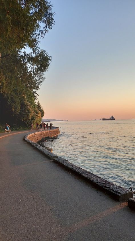 Things to do in Vancouver. Stanley Park Seawall. Biking Trail. Vancouver Canada Stanley Park, Vancouver Canada Beach, Vancouver Beach Aesthetic, North Vancouver Aesthetic, Vancouver City Aesthetic, Vancouver Bc Aesthetic, Ubc Vancouver Aesthetic, Downtown Vancouver Aesthetic, Canada Vancouver City