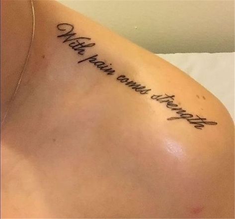 Shoulder Tattoo Quotes, Top Of Shoulder Tattoo, Tattoos For Women On Thigh, Wörter Tattoos, Bone Tattoos, Stylish Tattoo, Tattoo Quotes For Women, Inspiration Tattoo, Inspiration Tattoos