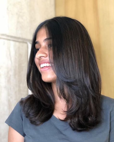 Indian Hair Cuts, Haircuts For Long Hair With Layers, Haircuts For Medium Length Hair, Layered Haircuts For Medium Hair, Straight Hair Cuts, Easy Hairstyles For Medium Hair, Hairstyles For Layered Hair, Short Hair Tutorial, Indian Hair