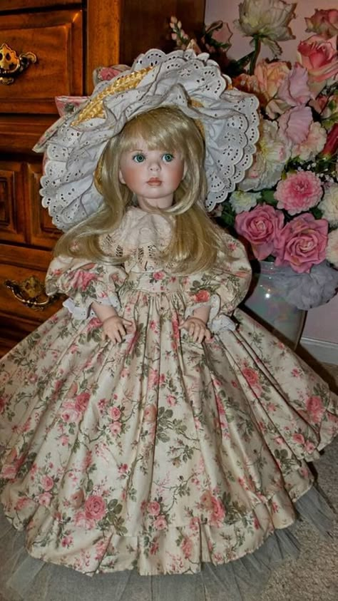 Old Dolls Aesthetic, Porcelain Doll Vintage, Porcline Dolls Vintage, Victorian Dolls Porcelain, Old Doll Aesthetic, Porcelain Dolls Beautiful, Old Dolls Vintage, Old Porcelain Dolls, Porcelain Doll Aesthetic