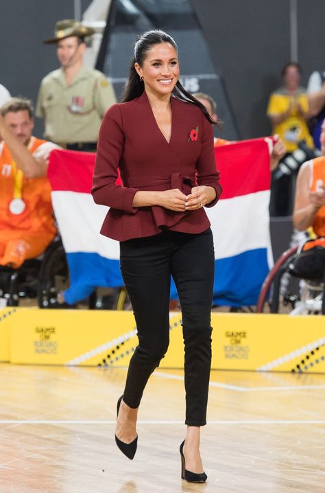 The Duchess of Sussex made the case for the peplum top at the Invictus Games wheelchair basketball final. Estilo Meghan Markle, Princ Harry, Suits Actress, Meghan Markle Outfits, Roland Mouret Dress, Work Capsule, Princess Meghan, All Black Dresses, Meghan Markle Style