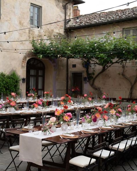 WEDDING PLANNERS IN ITALY on Instagram: "A taste of what’s to come ✨ A charming rehearsal dinner gives guests a relaxing opportunity to unwind together in the courtyard while setting the tone for the wedding day. @davidbastianoni #italianwedding #italywedding #italyweddings #destinationwedding #destinationweddingplanner #destinationweddingplanning #amalficoast #amalficoastitaly #lakecomo #lakecomoweddingplanner #weddinginspiration #weddinginspo #luxurywedding #luxuryweddingplanner #weddingfl Courtyard Dinner Party, Rehearsal Dinner Florals, Italy Wedding Table Settings, Family Style Wedding Dinner Table Decor, Italian Rehersal Dinner, Colorful Italian Wedding, Rehearsal Dinner Aesthetic, Italian Wedding Table Decor, Family Style Wedding Dinner Table