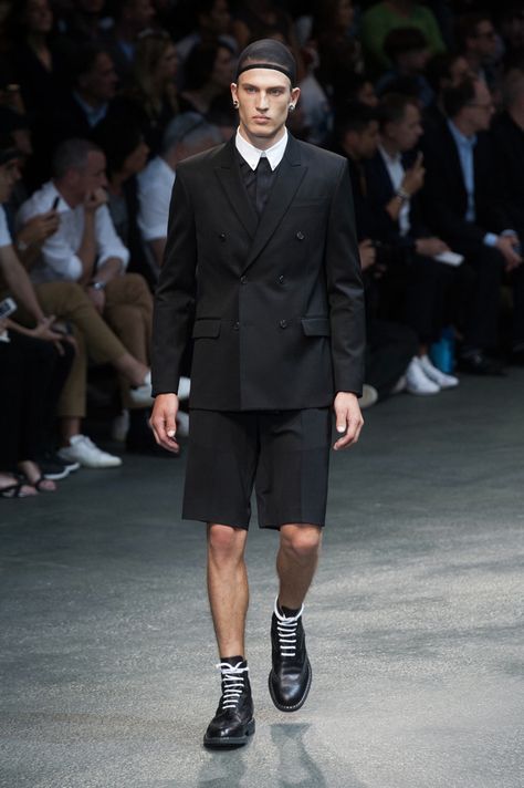 Summer Paris Fashion, Paris Fashion Week Outfits, Chicos Fashion, Givenchy Men, Spring Fashions, Japan Fashion Street, High Fashion Men, Riccardo Tisci, Fashion Week Outfit