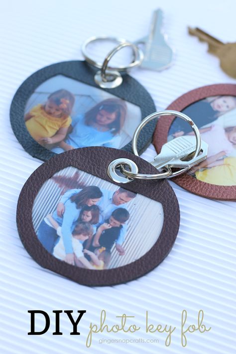 DIY Photo Key Fob at GingerSnapCrafts.com #DIY #madewithCricut Cricut Photo Projects, Leather Cricut Projects, Leather Keychain Diy, Cricut Leather, Personalised Gifts Diy, Idee Cricut, Diy Leather Projects, Key Photo, Cadeau Photo