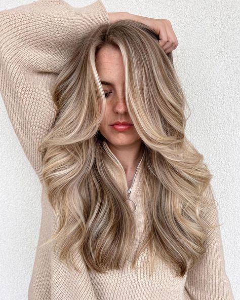 Blonde Hair with Medium Brown Lowlights for Fall Balayage, Brown Hair With Blonde Lowlights, Hair Color Ideas For Autumn, Blonde Highlights With Lowlights, Effortless Blonde, Fall Blonde Hair Color, Blond Beige, Beige Blonde Hair, Ideas For Autumn