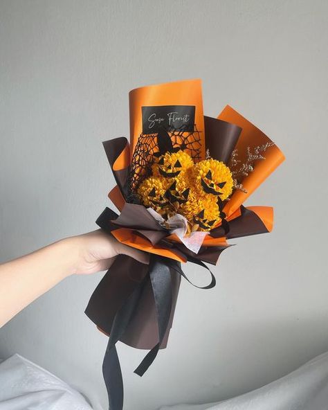 Floral Arrangements Halloween, Halloween Flower Bouquet Ideas, October Flower Bouquet, Spooky Floral Arrangements, Halloween Bouquet Decoration, Halloween Theme Bouquet, Halloween Flowers Bouquet, Spooky Bouquet Ideas, Halloween Crochet Bouquet