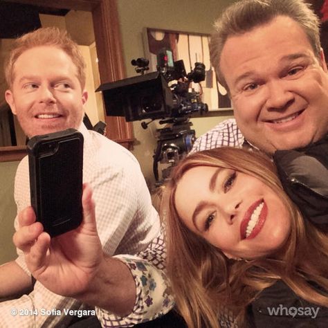 Favorite casts from Modern Family <3 Sofia Vergara & Eric Stonestreet & Jesse Tyler Ferguson Modern Family Pictures, Modern Family Icons, Modern Family Aesthetic, Cast Modern Family, Modern Family Cast, Haley Modern Family, Modern Family Phil, Eric Stonestreet, Jesse Tyler Ferguson