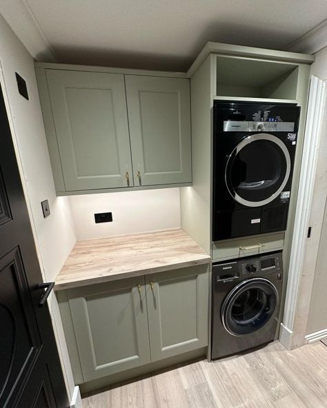 Real Homes With Howdens | Inspiration | Howdens Utility Room In Garage, Downstairs Laundry Room Ideas, Simple Utility Room, Compact Utility Room, Utility Room Ideas Sage Green, Green Utility Room Ideas, Conservatory Utility Room, Howdens Utility Room Ideas, Utility Room Bathroom