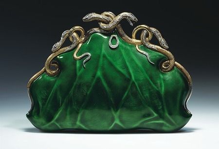 "Circa 1968 Aloisia Rucellai evening bag, gold and platinum, translucent enamel, diamonds, and rubies." Moda Hippie, Green Clutches, Hermitage Museum, Bags Vintage, Vintage Purses, Beaded Bags, Womens Purses, Vintage Handbags, Vintage Bags