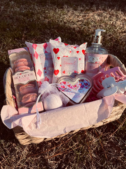 Remind someone you're thinking of them this Valentines Day with this adorable Valentine Gift Box! Check out our shop for more valentine gift boxes! Gift Boxes For Girlfriend, Valentine’s Day Basket For Friend, Dama Gifts, Valentine’s Day Gift Basket For Friends, Gift Box Aesthetic Pink, Cute Gift Baskets For Best Friend Pink, Valentines Day Beauty, Valentine Gift Boxes, Gift Box For Girlfriend