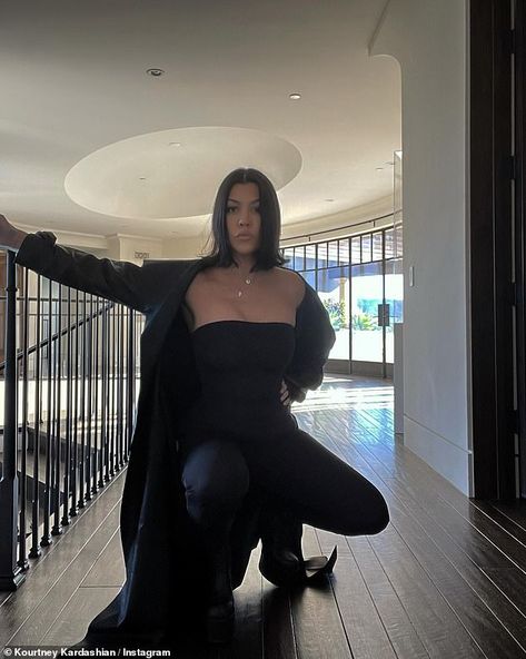 Kardashian Black Outfit, Kourtney Kardashian Weight, Kourtney Kardashian 2018, Kardashian Show, Kardashian Home, Black Tube Top, Black Tube, Jenner Style, Kardashian Jenner