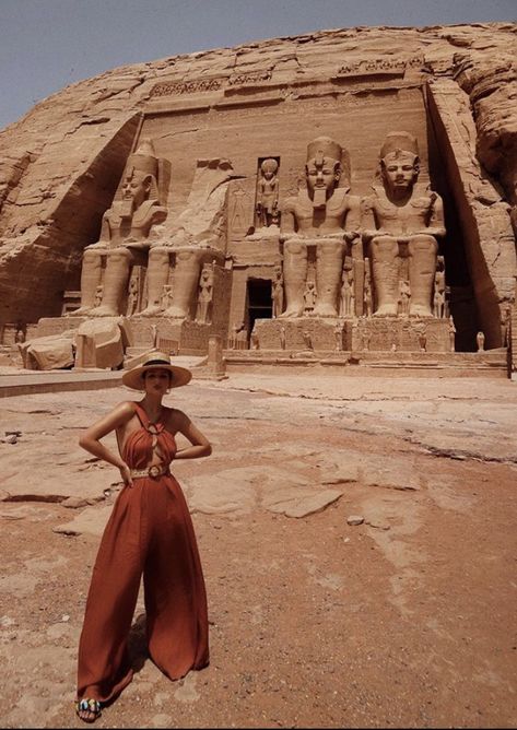 Egypt Outfits Women, Desert Photoshoot Outfit, Desert Outfit Ideas, Eurotrip Outfits, Egypt Outfits, Dubai Outfit, Desert Outfit, Nile River Cruise, Desert Photoshoot