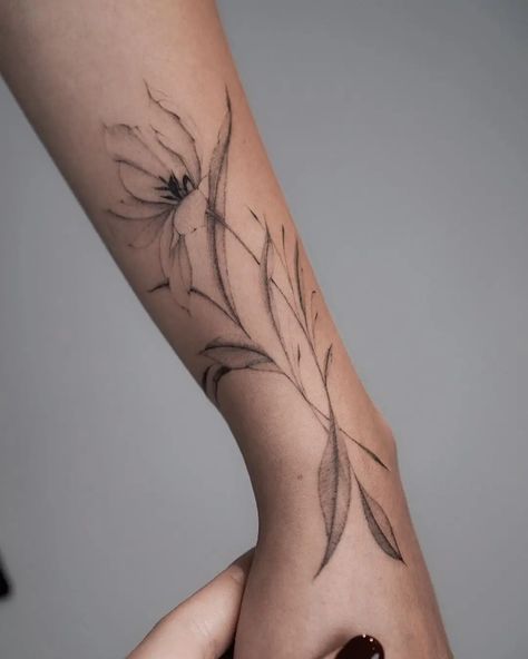 Abstract Flower Tattoos, Blatt Tattoos, Delicate Flower Tattoo, Tattoo Shading, Flower Wrist Tattoos, Vine Tattoos, Floral Tattoo Sleeve, Plant Tattoo, Geniale Tattoos