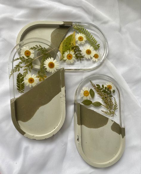 Cement and resin tray with pressed flowers Concrete And Resin, Dry Leaf Art, Resin Concrete, Resin Trays, Concrete Home Decor, Diy Concrete Planters, Resin Crafts Tutorial, Cement Art, Resin Jewelry Diy