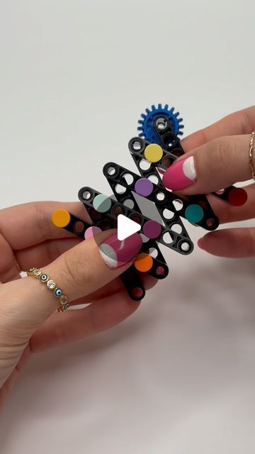 trippinbricks | Another LEGO fidget toy tutorial, this time, it‘s a 3in1 fan! 😁🪭   You can choose to build just the fan, but I wanted to bring more colors... | Instagram Lego Fidgets Diy, Lego Fidget Cube, Lego Fidget Toys, Lego Technic Ideas, Fidget Toys Diy, Lego Fidget, Fidget Ideas, Fidgets Diy, Diy Fidget Toys