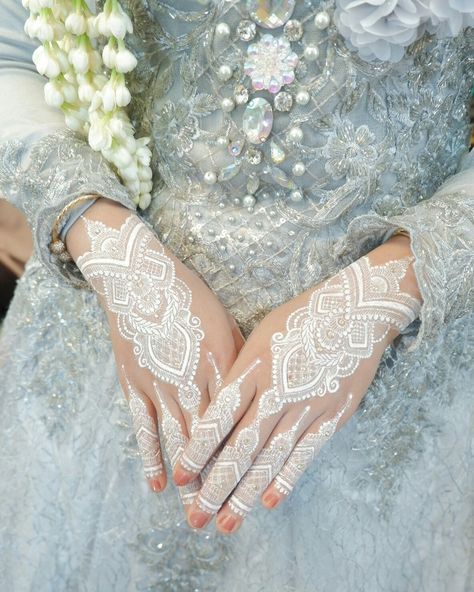 Hena Pengantin, White Wedding Henna, Henna Designs Wedding, Inai Putih, Colorful Henna, Henna Pengantin, Glitter Henna, Henna Tattoo Designs Arm, White Henna Designs