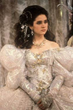 Jennifer Connelly as Sarah from The Labyrith Labyrinth Dress, Labyrinth Costume, Sarah Labyrinth, Labyrinth Ball, Labyrinth 1986, Labyrinth Movie, Vampire Academy, Couples Halloween, Vampire Knight