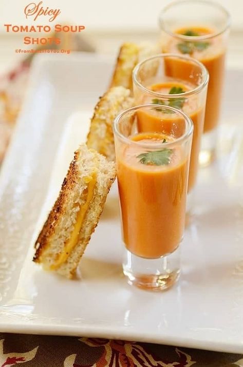 Grilled Cheese Party, Tomato Soups, Mini Grilled Cheese, Spicy Tomato Soup, Soup Shots, Diy Wedding Food, Soup Appetizers, Grilled Cheese Sandwiches, Cheese Party