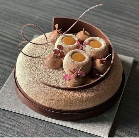 French Pastries Art, Mousse Cake Decoration, Brownie Mix Recipes, Fine Dining Desserts, Chocolate Garnishes, Dessert Presentation, Arts Magazine, Chocolate Mousse Cake, Pastry Art