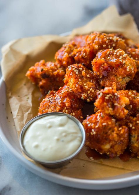 Spicy Cauliflower Bites, Sriracha Cauliflower, Dash Recipes, Spicy Cauliflower, Cauliflower Wings, Veggie Meals, Cauliflower Bites, Baked Cauliflower, Fried Cauliflower