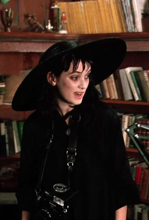 Tim Burton Fashion, Winona Ryder Beetlejuice, Beetlejuice Aesthetic, Beetlejuice 1988, Chicas Punk Rock, Beetlejuice Lydia, Lydia Beetlejuice, Gogo Tomago, Winona Forever