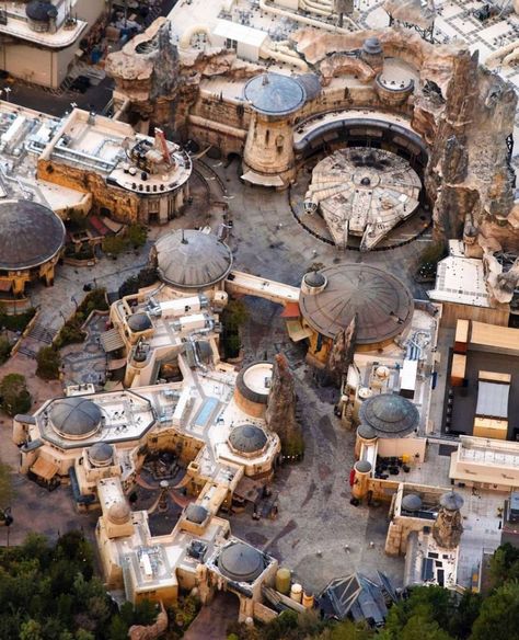 Star Wars Centre on Instagram: “Star Wars Galaxy's Edge from above🚁 📸: @jasperdejesus and @anthelion.helicopters _____________________________________ Don't forget to…” Theme Park Planning, Disneyland Anaheim, Star Wars Galaxy's Edge, Planet Coaster, Star Wars Galaxy, Star Wars Diy, Star Wars Models, Main Street Usa, Star Wars Rpg