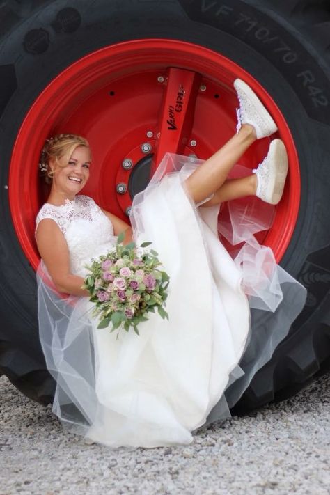 Tractor Wedding Photos, Tractor Wedding Ideas, Wedding Tractor, Tractor Wedding, Farmer Wedding, Kurti Wedding, Wedding Transport, Country Western Wedding, Western Wedding