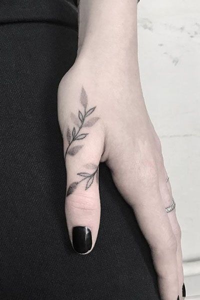 25 Cool Hand Tattoos For Those Who Love Ink - The Trend Spotter Tato Nama, 27 Tattoo, Finger Tattoo Ideas, Tiny Finger Tattoos, Tattoo Finger, Tattoo Placements, Finger Tattoo For Women, Finger Tattoo Designs, Shape Tattoo