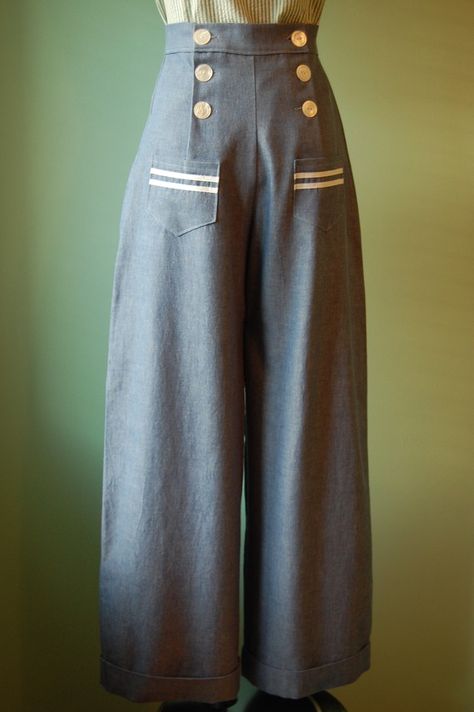 Use this same idea for the waist band and front, but make it a skirt! Pants Custom, 1930 Fashion, Sailor Pants, 30s Fashion, 40s Fashion, Retro Mode, 1940s Dresses, 1930s Fashion, Nautical Fashion