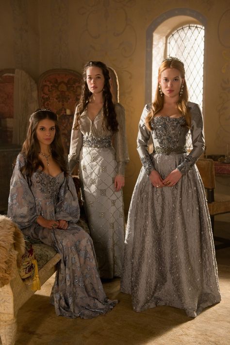 Caitlin Stasey as Kenna, Anna Popplewell as Lola and Celina Sinden as Greer in Reign (TV Series, 2013). Reign Outfits, Caitlin Stasey, Marie Stuart, Reign Tv Show, Gaun Abad Pertengahan, Anna Popplewell, Reign Mary, Reign Fashion, Reign Dresses