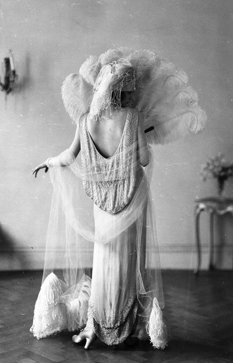 Style Année 20, Norman Hartnell, Madeleine Vionnet, Glamour Vintage, Louise Brooks, 1920s Wedding, Look Retro, 20s Fashion, 1920s Flapper