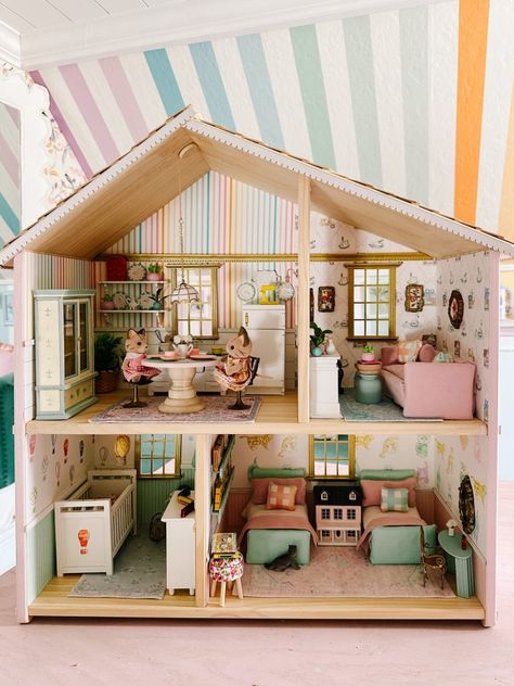 Dollhouse bathroom