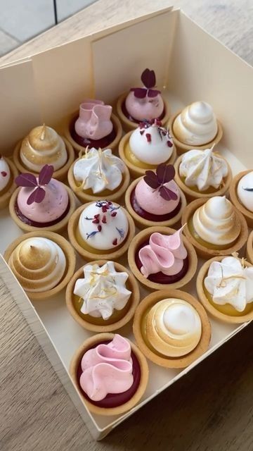 Mini Tarts Aesthetic, Aesthetic Mini Desserts, Pastries For Wedding, Mini Tart Decoration, Tarte Ideas, Mini Tart Ideas, Cute Tarts, Cute Mini Desserts, Mini Tart Recipes Desserts