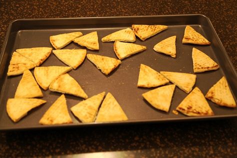 Toasted Pita Bread Triangles - Make Life Special How To Toast Pita Bread, Chili Side Dishes, Pita Wraps, Wraps And Sandwiches, Greek Pita Bread, Mediterranean Appetizers, Arab Food, Tahini Dip, Pita Wrap