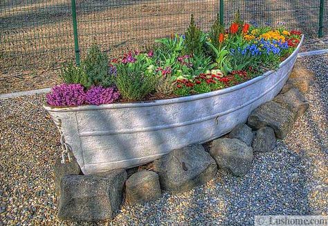 22 Landscaping Ideas to Reuse and Recycle Old Boats for Yard Decorations Formal Garden Design, Front Flower Beds, Cinder Block Garden, Garden Frogs, Flower Bed Designs, Yard Decorations, Garden Yard Ideas, Garden Stones, Raised Garden Beds