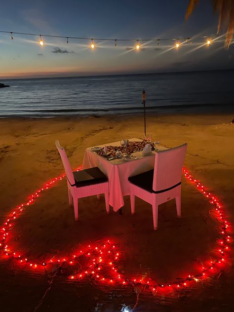 romantic dinner beach couple Romantic Dinner On The Beach, Beach Dinner, Beach Couple, Beach Date, Night Couple, Night Background, Beach Night, Romantic Beach, Beach Birthday