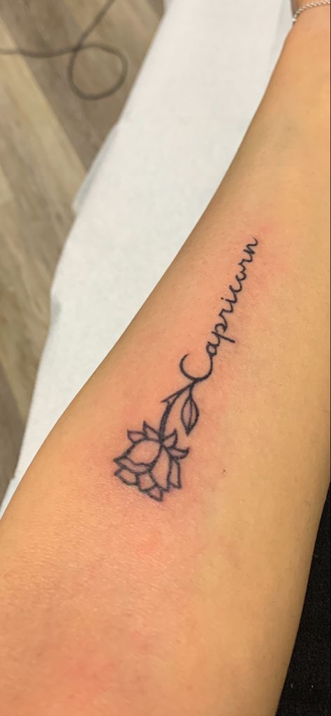 Rose with Capricorn text tattoo on wrist Capricorn Neck Tattoos Women, Capricorn Leg Tattoos Women, Capricorn Small Tattoo Ideas, Tattoo Ideas For Capricorn, Small Tattoo Ideas Capricorn, Female Capricorn Tattoo, Capricorn Tattoo For Black Women, Capricorn Symbol Tattoo For Women, Tattoo Zodiac Capricorn