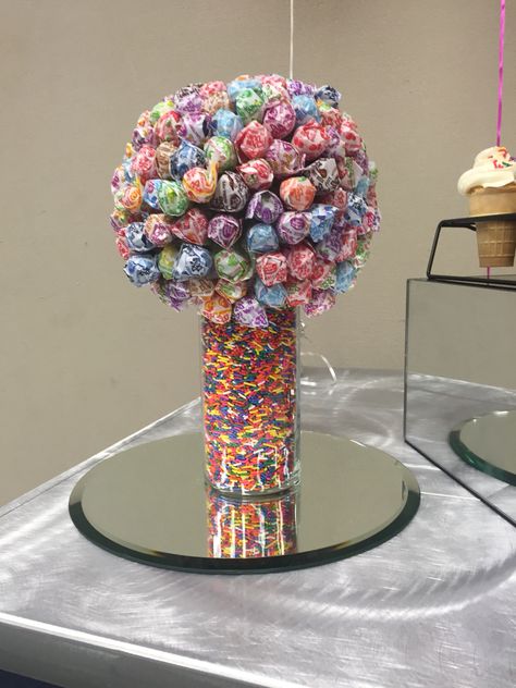 Dum Dum sucker bouquet, baby sprinkle decor! Sucker Decorations, Giant Sucker Decorations, Dum Dum Sucker Bouquet, Dum Dum Bouquet, Sucker Centerpieces, Dum Dum Centerpiece, Sprinkle Flower Vases, Sucker Bouquet, Candy Jars Diy