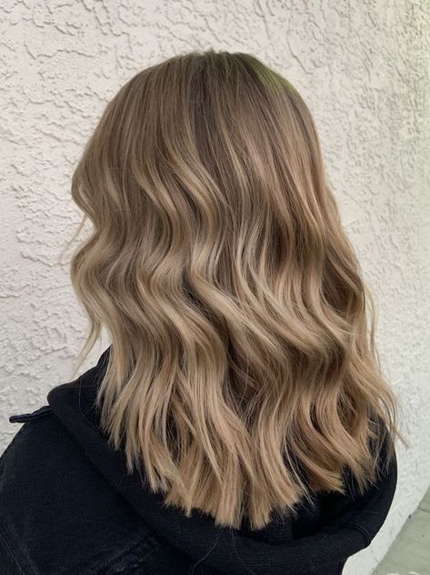 Blondish Brownish Hair, Blond Color Ideas, Teddy Bear Blonde Short Hair, Strawberry Brown Hair Color, Beige Blonde Short Hair, Cool Tone Dirty Blonde Hair, Flaxen Hair Color, Medium Length Dark Blonde Hair, Dark Blonde Balayage Bob