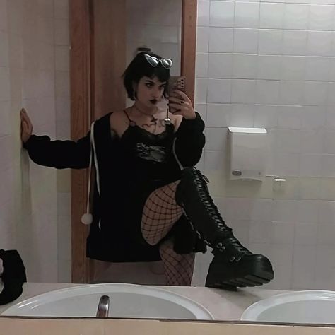 Goth Mirror Selfie, Goth Selfie Ideas, Goth Selfie, Goth Vibes, 2022 Outfits, Selfie Ideas, Goth Fashion, Alternative Fashion, Photo Ideas