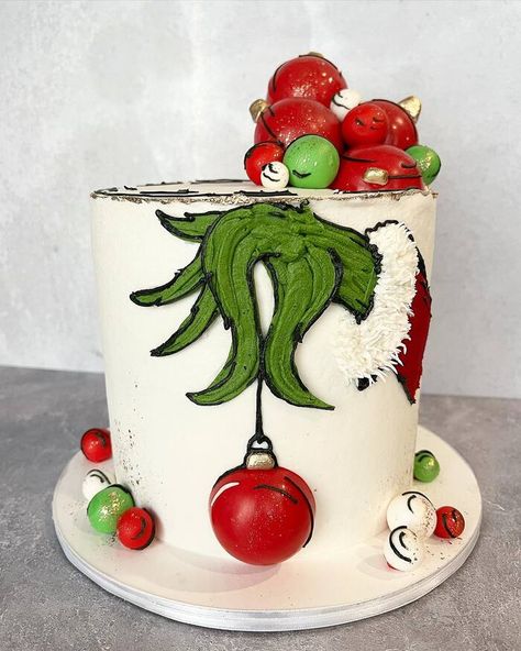 Make these festive Grinch cake ideas for your Christmas party, featuring the green cartoon, his dog Max, Whoville designs, and more. Minimalist Christmas Cake, Grinch Cake Ideas, Modern Christmas Cake, Christmas Cake Design, Grinch Cake, Cake Decoration Ideas, Christmas Themed Cake, Green Cartoon, Grinch Christmas Party