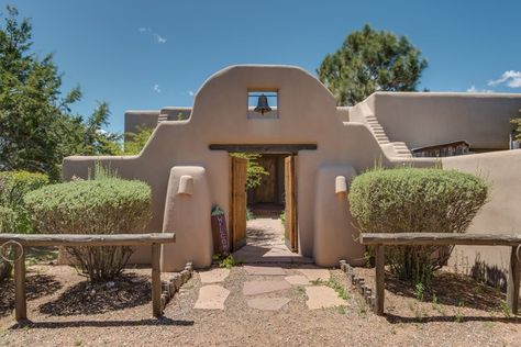 The entry gates to the guesthouse. Santa Fe Style Homes Exterior, Santa Fe Style Homes, Santa Fe Home, Luxury Ranch, Adobe Home, New Mexico Homes, Mexico Design, Ranches For Sale, Adobe House