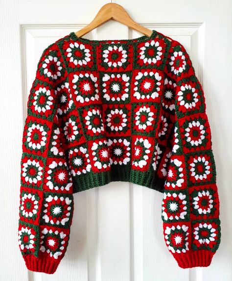 I'm a bit late posting this, but here's the cropped granny square Christmas jumper I made for myself! 😄🎄 it took a good while to make, but… Crochet Christmas Jumper, Granny Square Christmas, Fall Crochet Projects, Spiritual Fashion, Chunky Crochet Blanket, Crochet Winter Hats, Fall Crochet, Fall Crochet Patterns, Fashion Boho