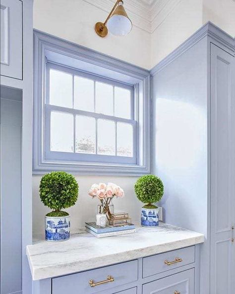 benjamin-moore-pikes-peak-gray-blue-paint-mud-room-caitlin-wilson - The Glam Pad White And Grey Countertops, Marble Top Desk, Caitlin Wilson Design, Blue And White Kitchen, Grey Laundry Rooms, Mudroom Cabinets, White Laundry Rooms, Black Floor Tiles, Vintage Laundry Room