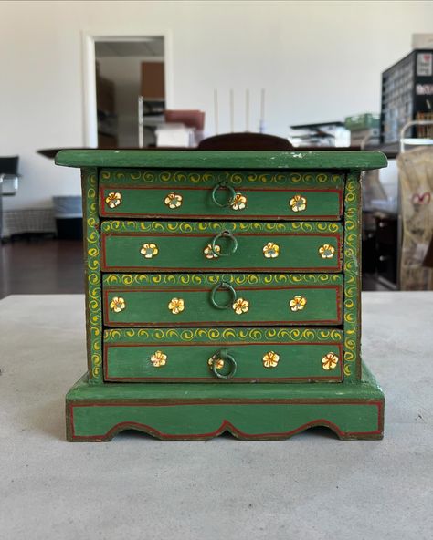 jewelry box tour ࿐ ࿔*:･ﾟ Small Jewelry Box Makeover, Jewelry Chest Makeover, Painted Wood Box Ideas, Homemade Jewelry Box Ideas, Painted Box Ideas Simple, Jewelry Boxes Ideas, Diy Jewlery Box, Jewelry Box Painting Ideas, Jewelry Box Aesthetic