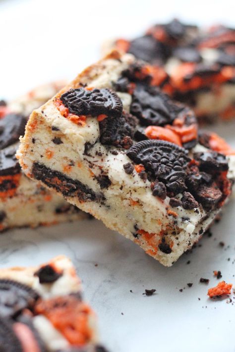 Halloween Dessert Ideas, Oreo Cookie Bar, Halloween Cheesecake, Halloween Candy Recipes, Funfetti Cake Mix, Halloween Dessert, Dessert Bar Recipe, Mint Cookies, Halloween Cake