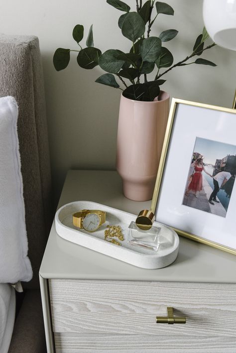 Bedside Table Deco, Bedside Table Accessories, Bedside Table Decor Without Lamp, Night Stand Styling Bedside Tables, Bed Side Table Decoration Ideas, Bedroom Bedside Table Decor Ideas, Small Bedside Table Decor, Bedroom Nightstands Decor, Night Stand Decor Bedside Tables