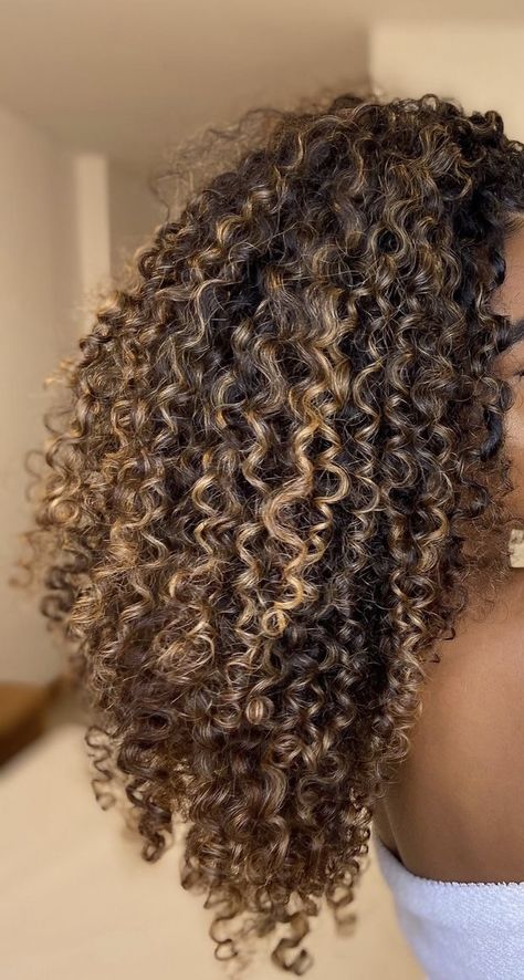 Dye Curly Hair, Curly Hair Color Ideas, Blonde Highlights Curly Hair, Curly Hair Color, Hairstyle For Short Hair, Hairstyle For Short, Dark Curly Hair, Dyed Curly Hair, Highlights Curly Hair