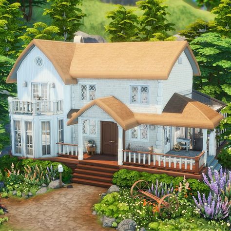 A white hilltop farm built in The Sims 4. It has a light brown roof and is surrounded by a green garden with lots of colourful flowers. It has a balcony and a sunroom. Sims 4 Cottage, Sims 4 Houses Layout, Small Country Homes, Small Cottage Homes, Cottage Floor Plans, Minecraft Cottage, Sims 4 House Building, Sims 4 House Plans, Eco Lifestyle